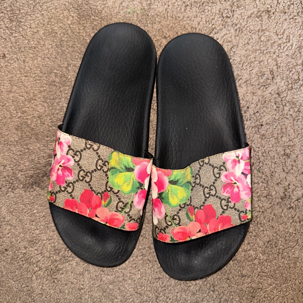 Authentic Gucci GG Blooms Supreme Slides- Florah Pattern Slides with Black Soles